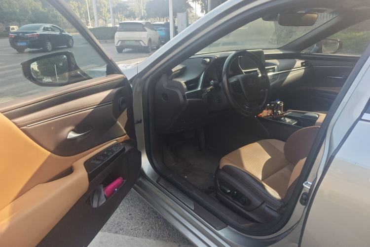 Used Lexus ES 2020 260 Excellence Edition Interior 3