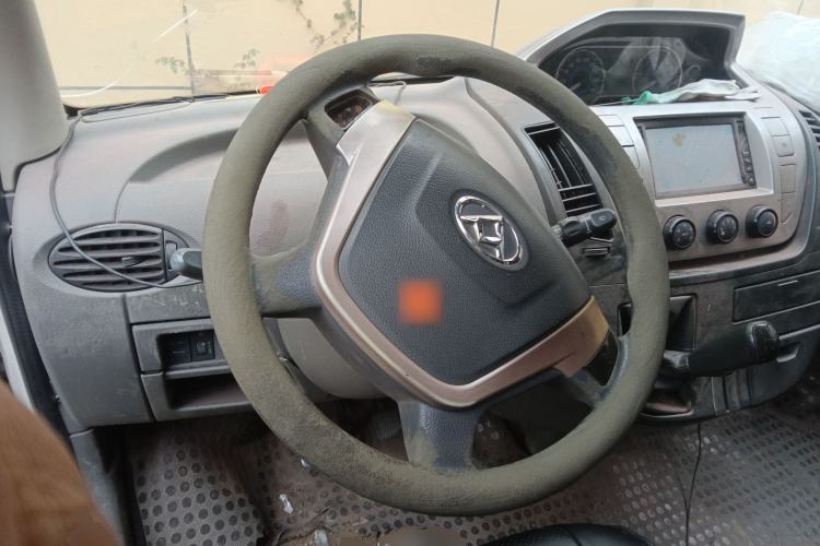 Used SAIC MAXUS Xintu V80 2014 2.5T Aotuntong Short Wheelbase Mid-Roof Model