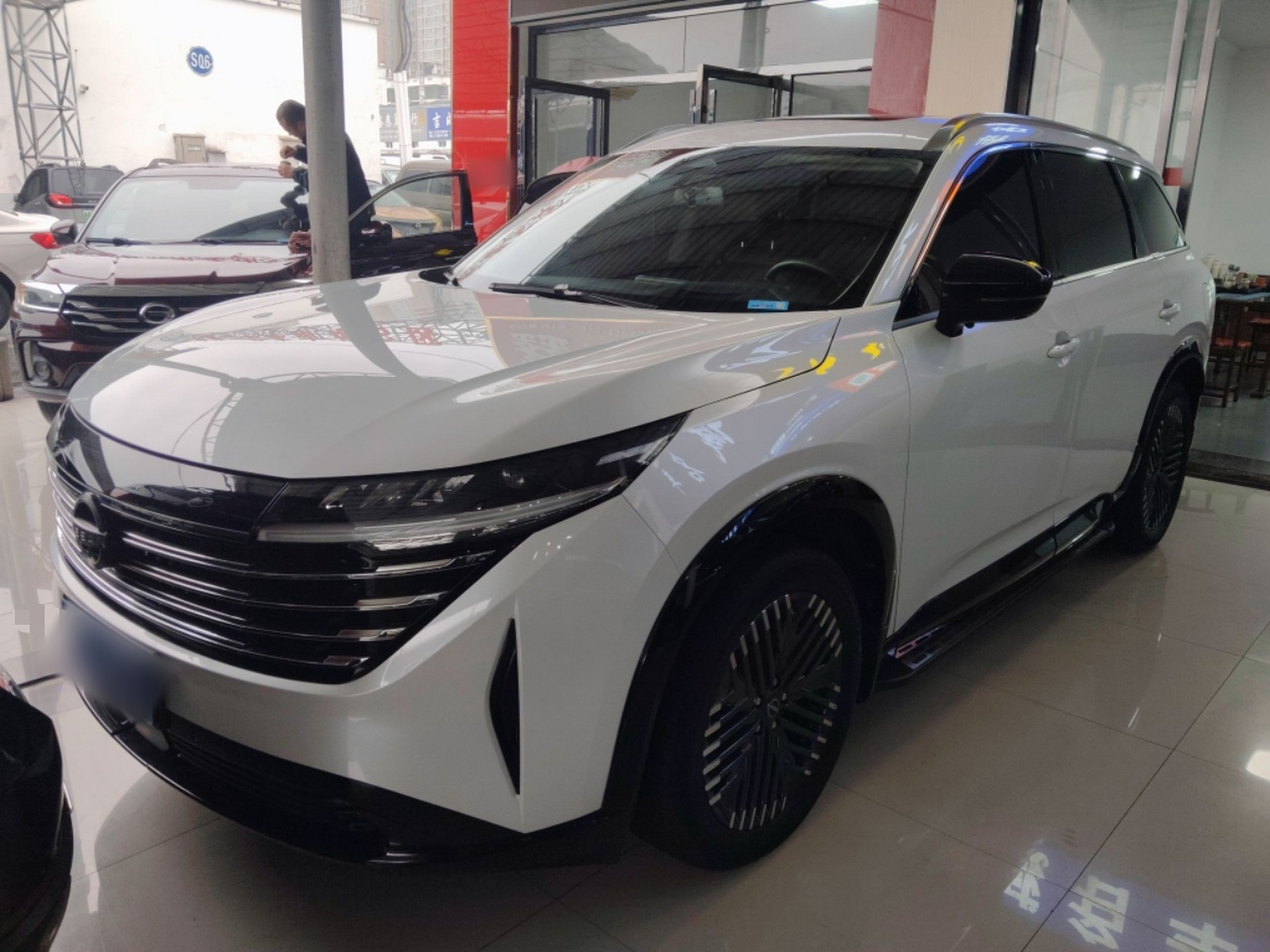 Под передней частью автомобиля