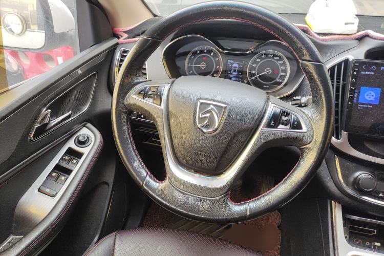 Used Baojun 560 2015 1.8L manual luxury version
