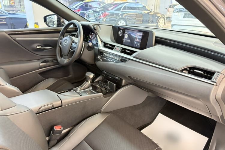 Used Lexus ES 2020 300h Premier Edition Interior 2