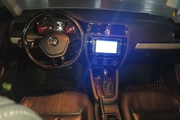 Used Volkswagen Sagitar 2015 1.6L Automatic Comfort Model Center Console