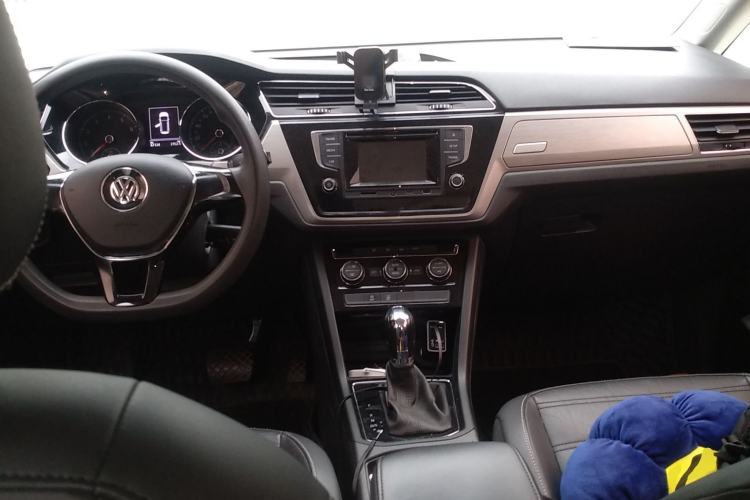 Used Volkswagen Touran 2016 Volkswagen Touran L 280TSI DSG Comfort Edition Center Console