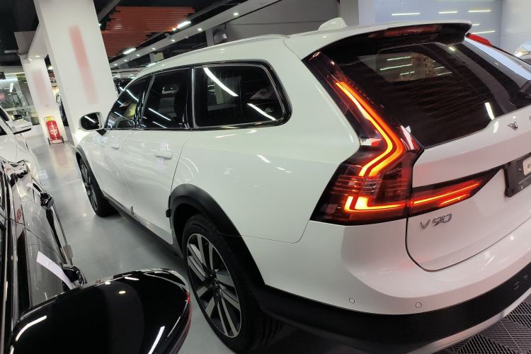 Used Volvo V90 2021 Cross Country B5 AWD Prestige Edition
