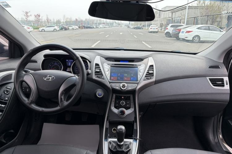 Used Hyundai Elantra (5th Generation / Langdong) 2015 1.6L Manual Leading Model Interior 4