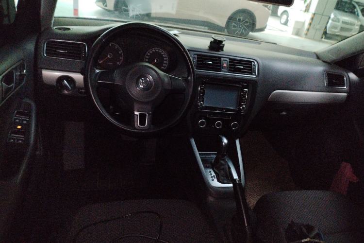 Used Volkswagen Sagitar 2014 Revised Version 1.6L Automatic Leading Edition Center Console