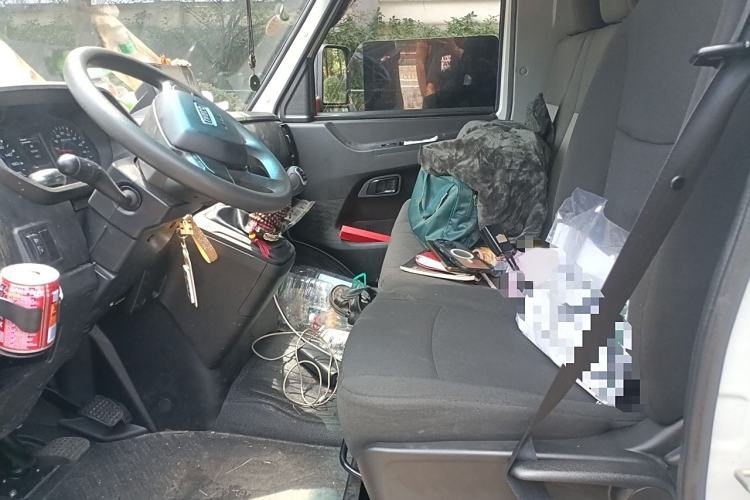 Used Iveco Daily 2023 2.5T A37M1 Long Wheelbase Mid-Roof Dual-Tire Side-Sliding Doors 5-9 Seats
