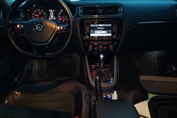 Used Volkswagen Sagitar 2015 230TSI Automatic Luxury Model Center Console