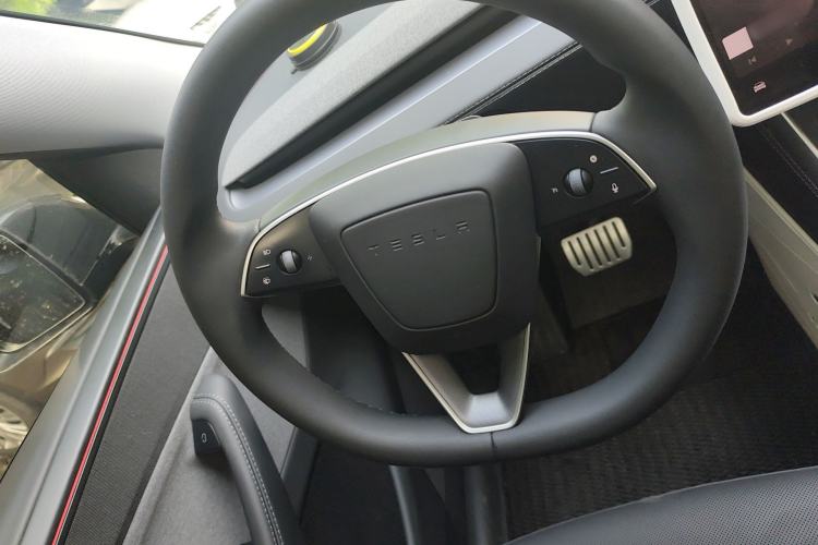 Used Tesla Model Y 2025 Rear-Wheel Drive First Edition Steering Wheel
