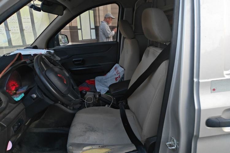 Used Wuling Hongguang V 2022 1.5L Jingqu Edition Enclosed-Window Vehicle with Hydraulic Power Steering LAR