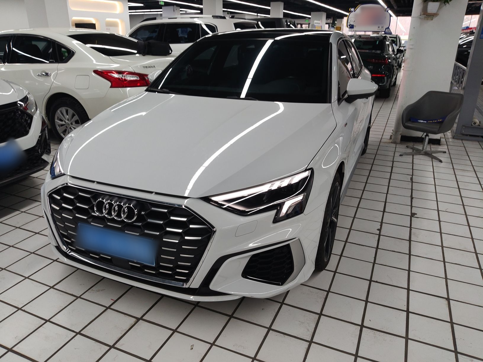 تحت مقدمة السيارة