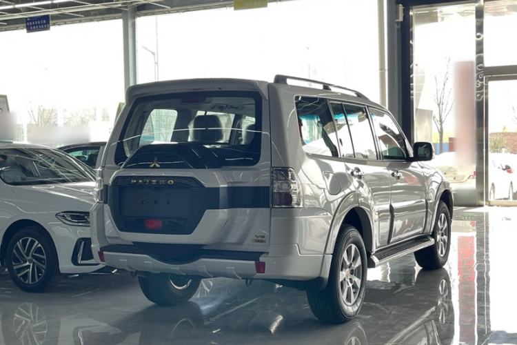 Used Mitsubishi Pajero  Exterior 6