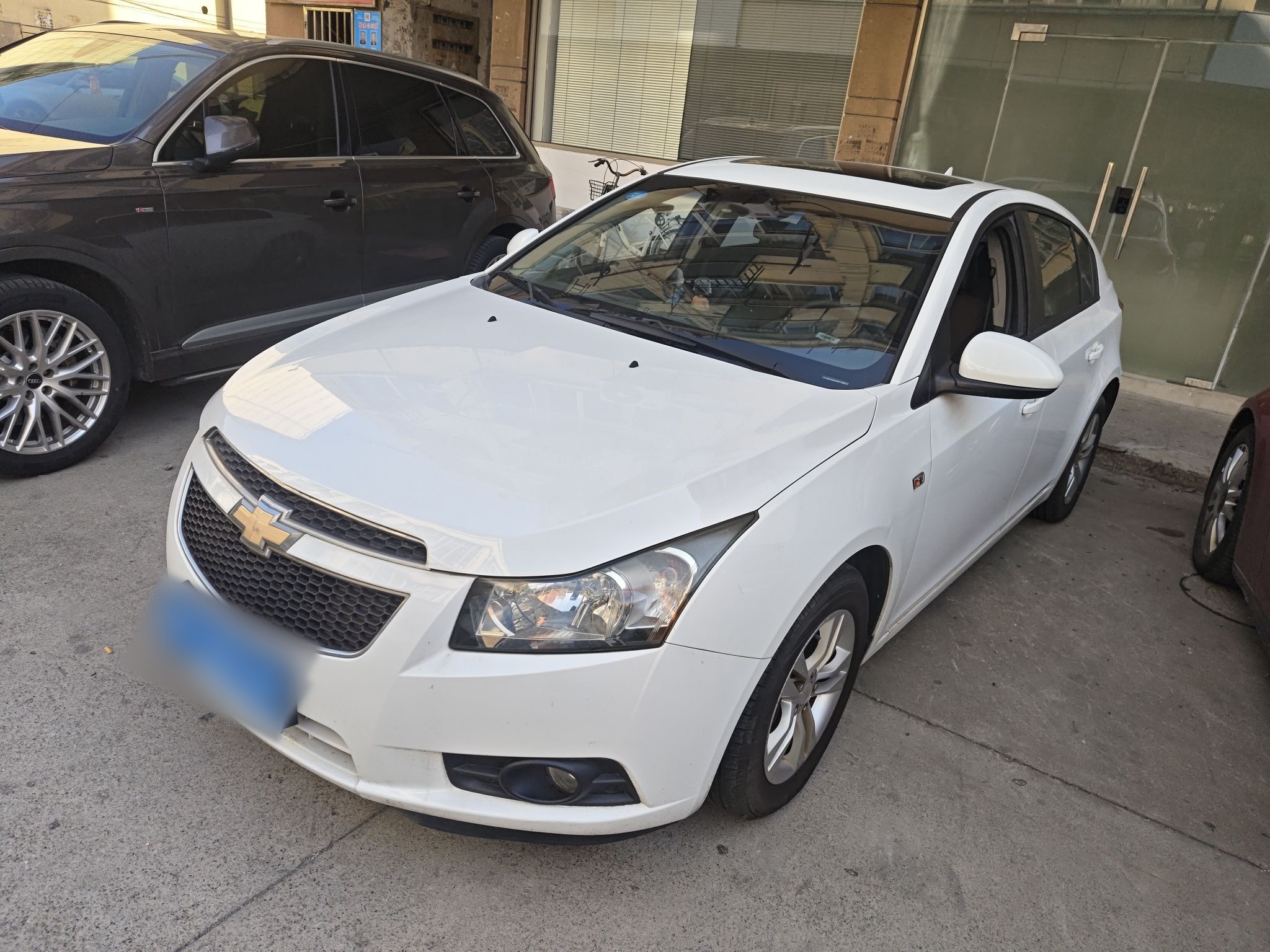 Под передней частью автомобиля