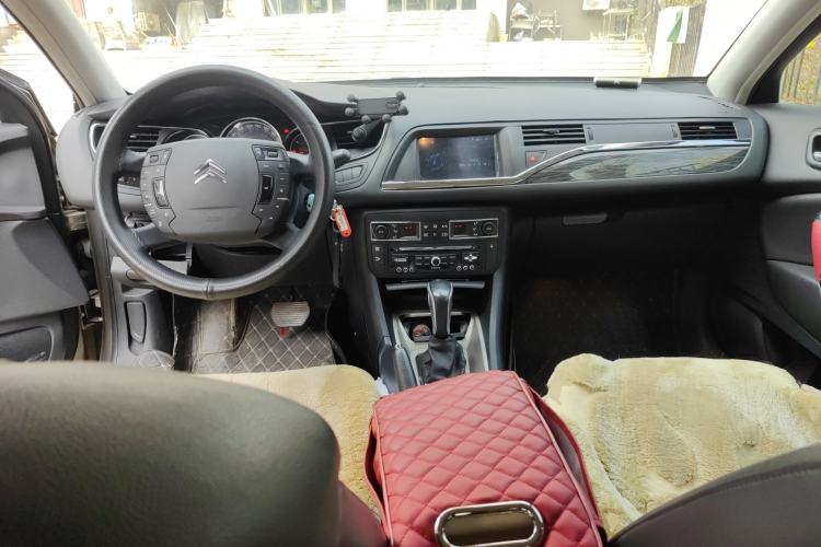 Used Citroen C5 2010 2.3L Automatic Luxury Edition Center Console