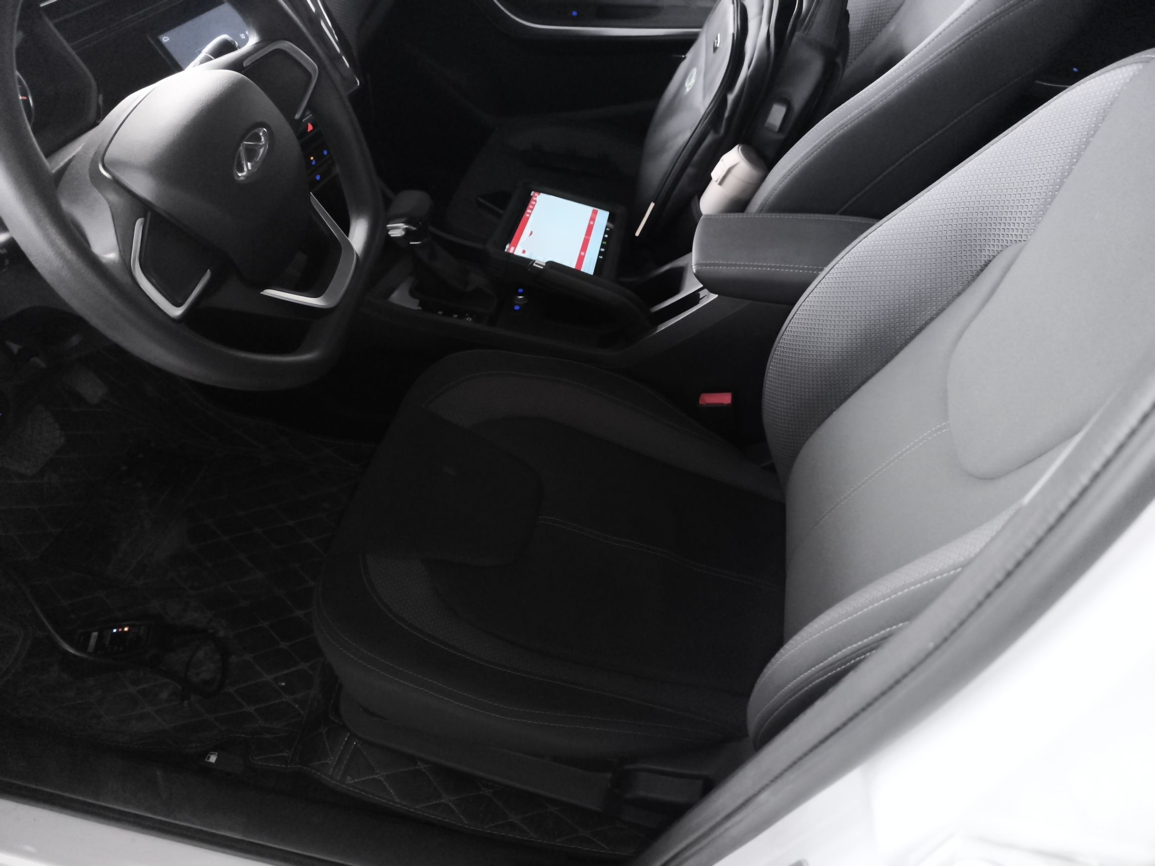 Переднее сиденье в автомобиле