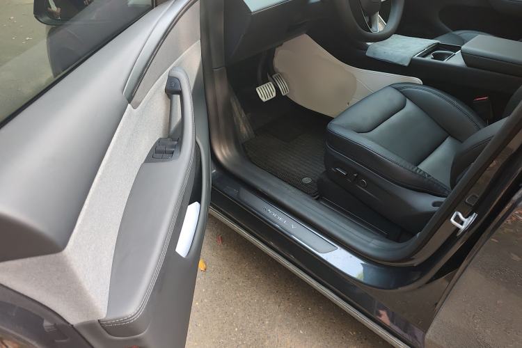 Used Tesla Model Y 2025 Rear-Wheel Drive First Edition Driver Seat