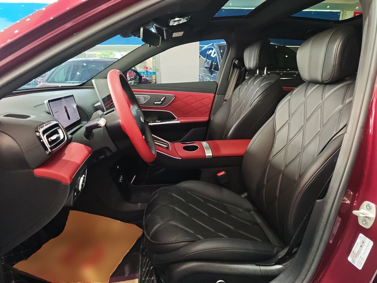 المقاعد الأمامية داخل السيارة