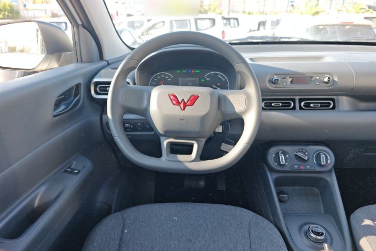Used Wuling Hongguang New Energy 2025 Extended-Range Hybrid 50 km Utility Version Steering Wheel