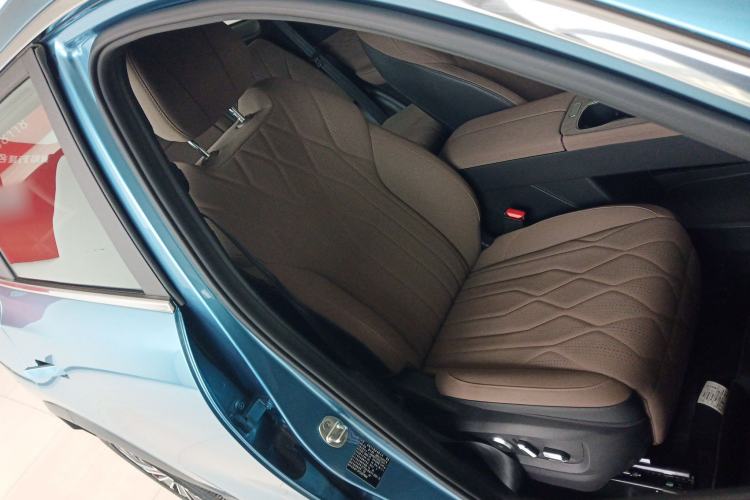 Used Chery Tiggo 8 PLUS C-DM 2025 1.5T 116 km Prestige Version 5 Seats Right Front Seat