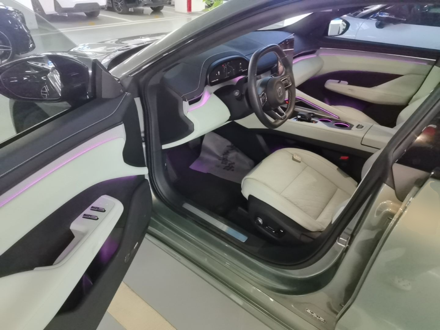 Zeekr 001 2024 YOU Edition 100 kWh All-Wheel Drive — снимка 18