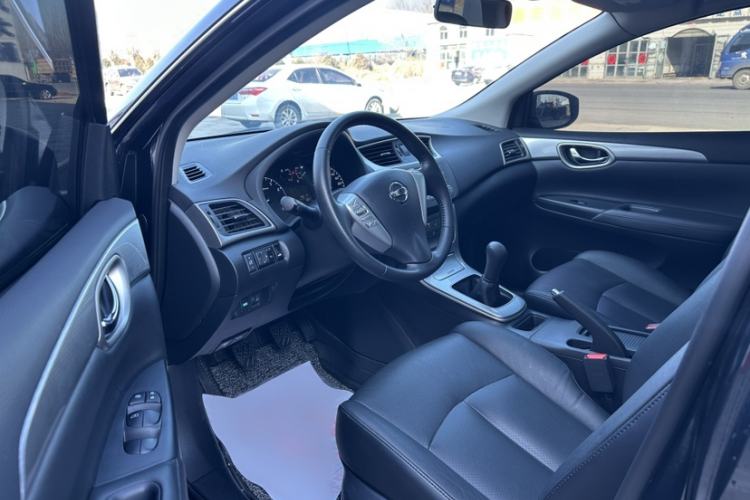 Used Nissan Sylphy 2012 1.6 XL Manual Luxury Edition Interior 2