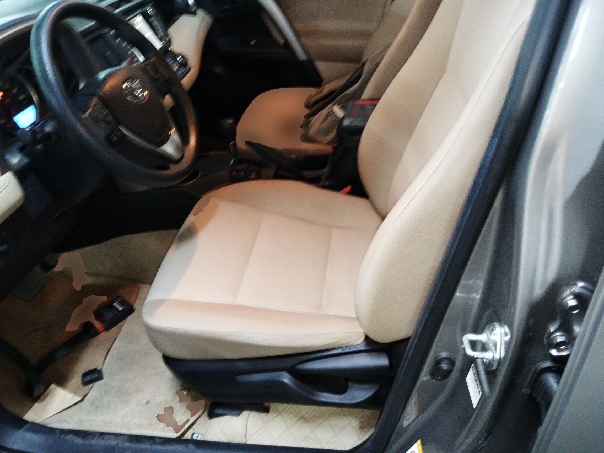 المقاعد الأمامية داخل السيارة