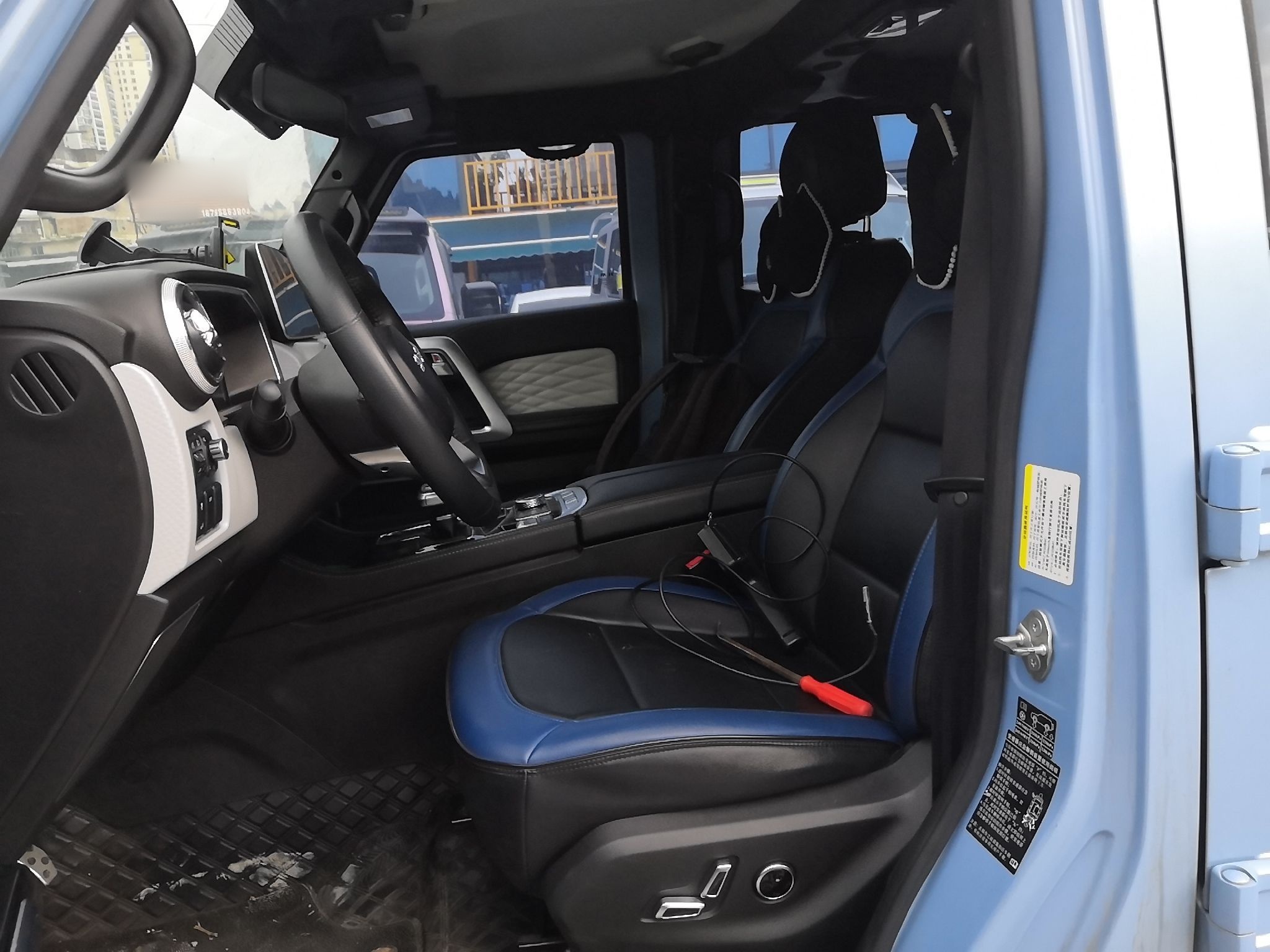 المقاعد الأمامية داخل السيارة