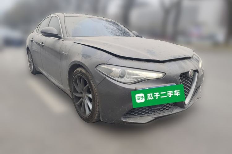 Used Alfa Romeo Giulia 2017 2.0T 280HP Luxury Edition Front Right 45 Deg