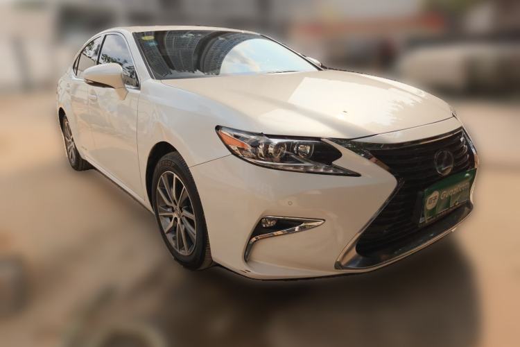 Used Lexus ES 2017 300h Mark Levinson Comfort Edition Front Right 45 Deg