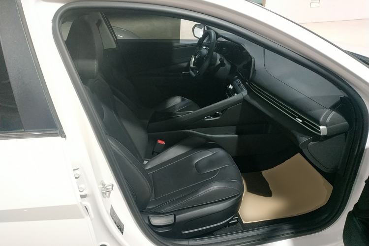 Used Hyundai Elantra 2023 1.5L CVT LUX Prestige Edition
