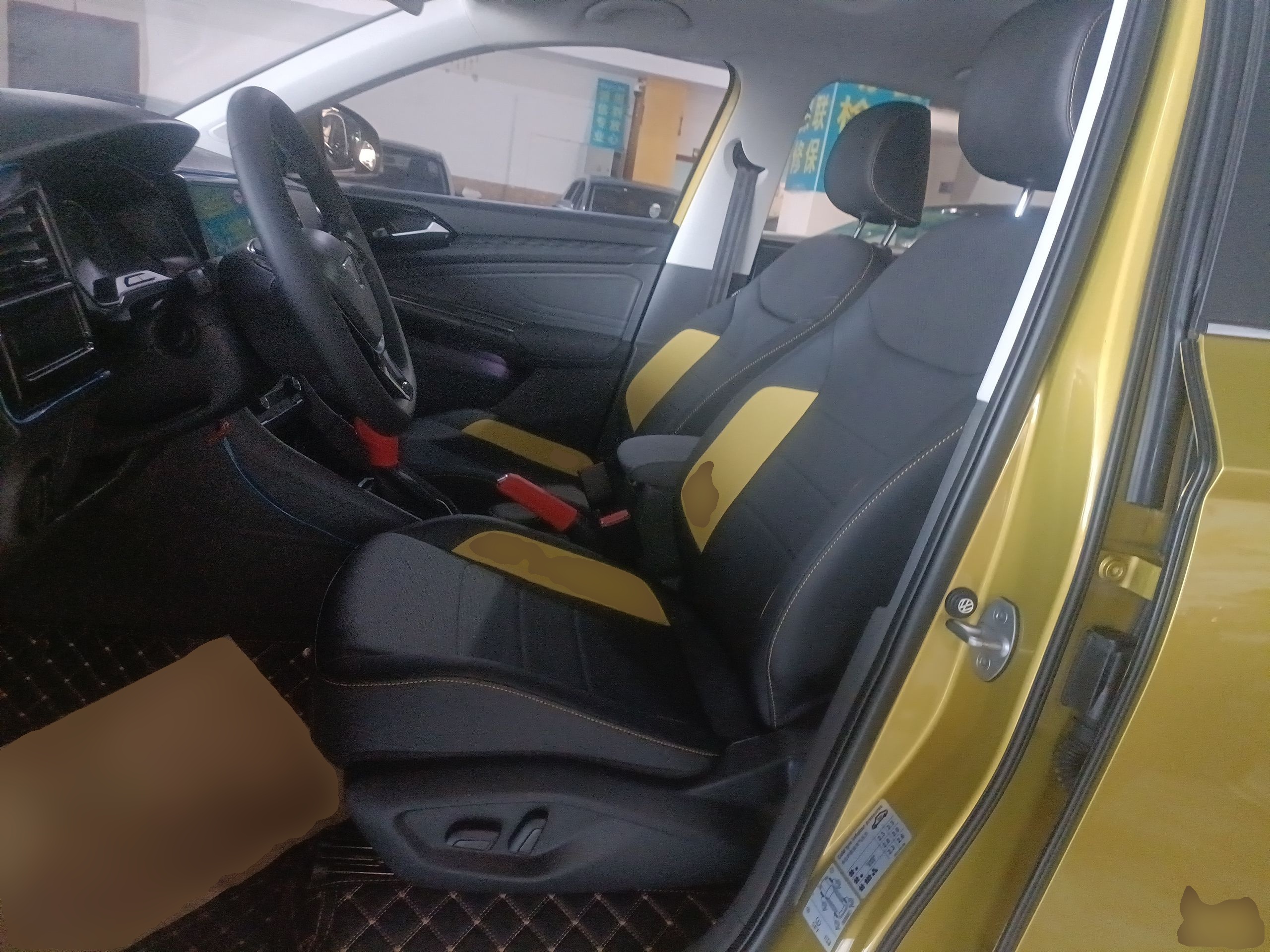 المقاعد الأمامية داخل السيارة