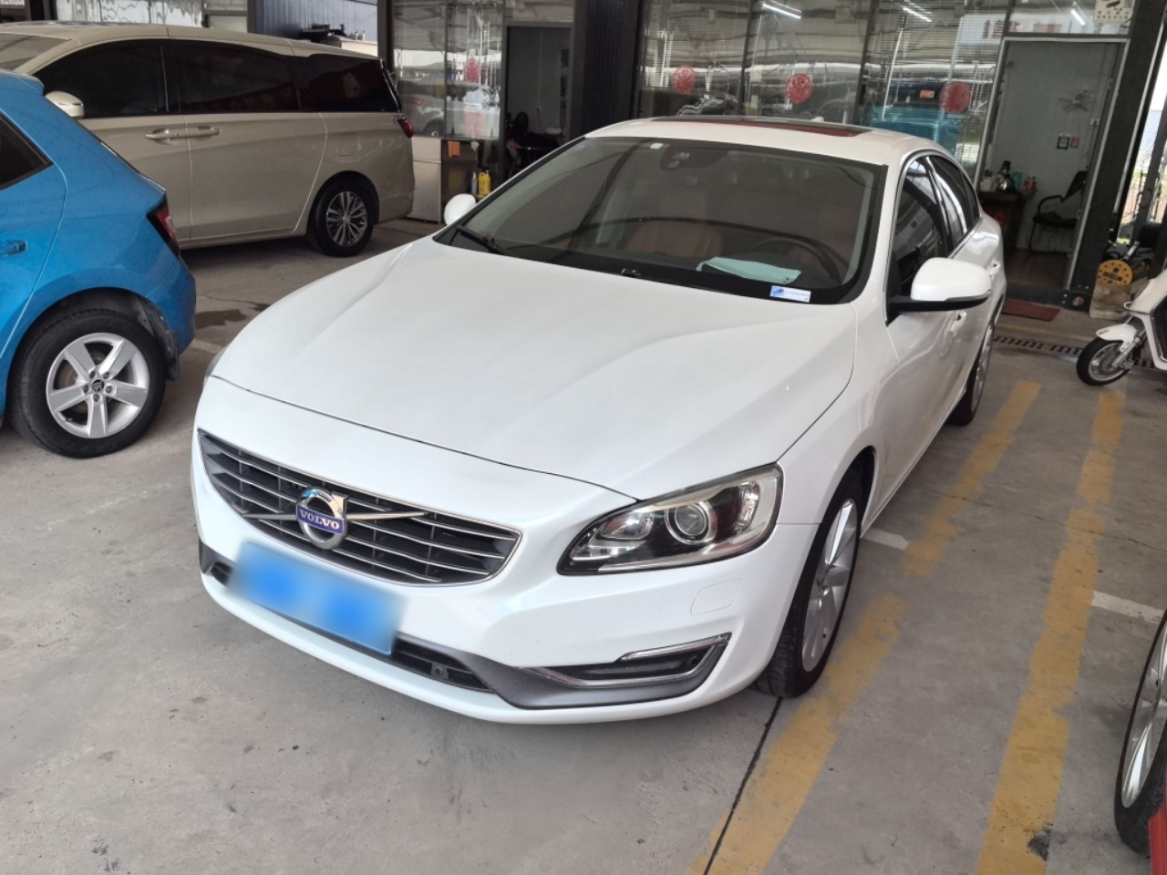 Под передней частью автомобиля