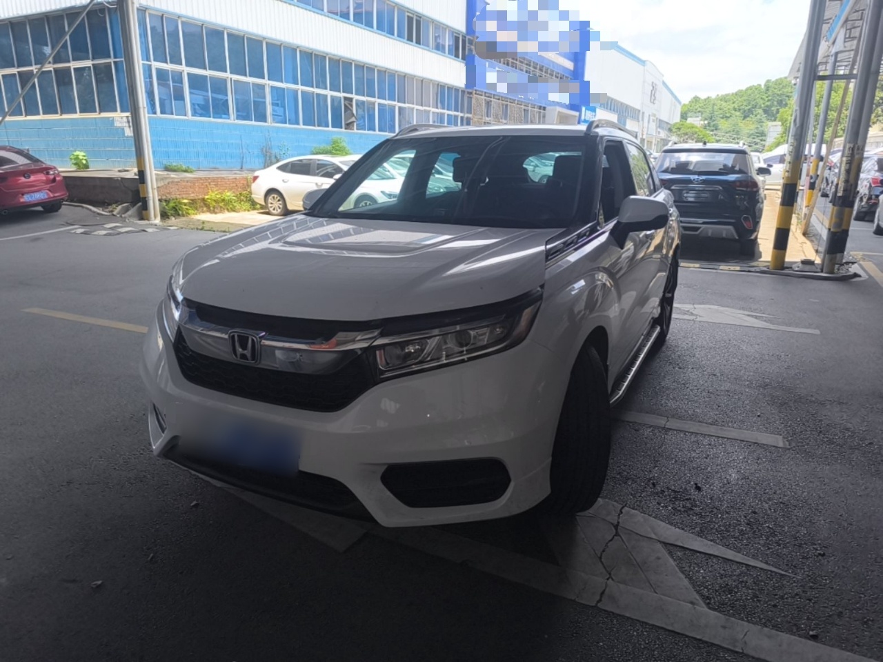 Под передней частью автомобиля