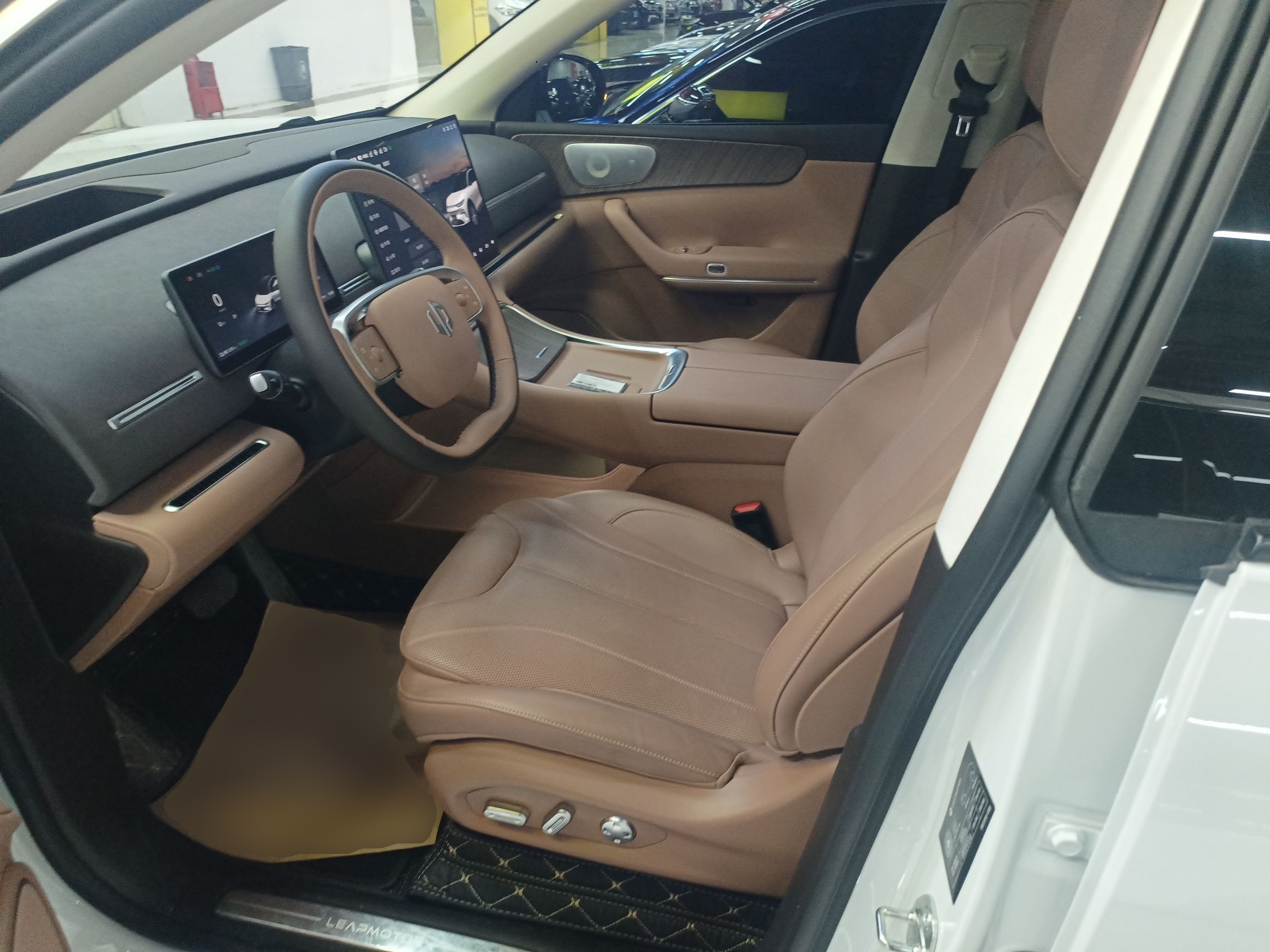 المقاعد الأمامية داخل السيارة