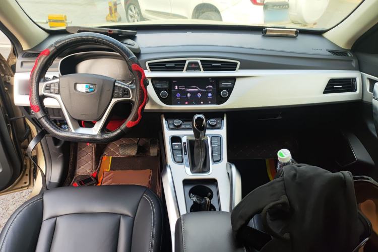 Used Geely Auto Emgrand X7 Sport 2018 1.8TD Automatic Two-Wheel Drive Smart Connect 4G Internet Edition Center Console