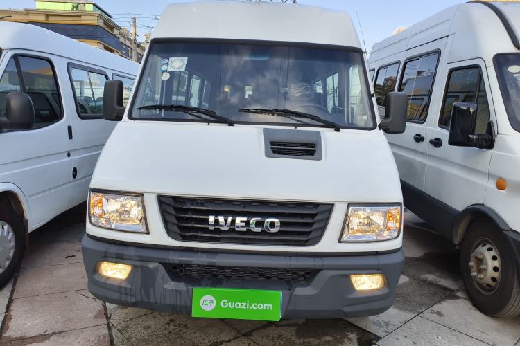 Used Iveco Daily 2021 2.5T A40 M1 Passenger Van 5-9 Seats Long Wheelbase Mid-Roof Design Dual Tires Manual Doors