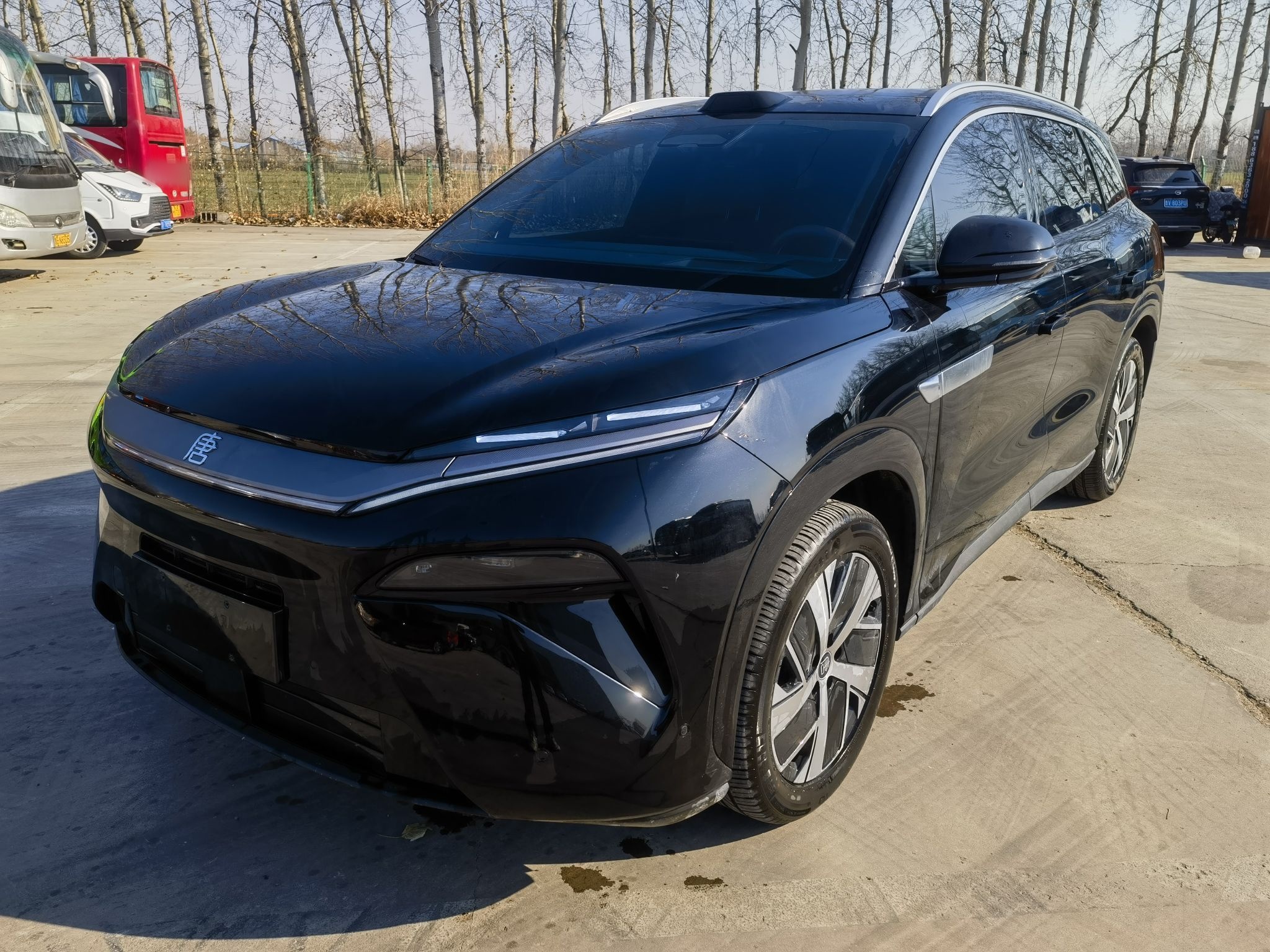 Под передней частью автомобиля