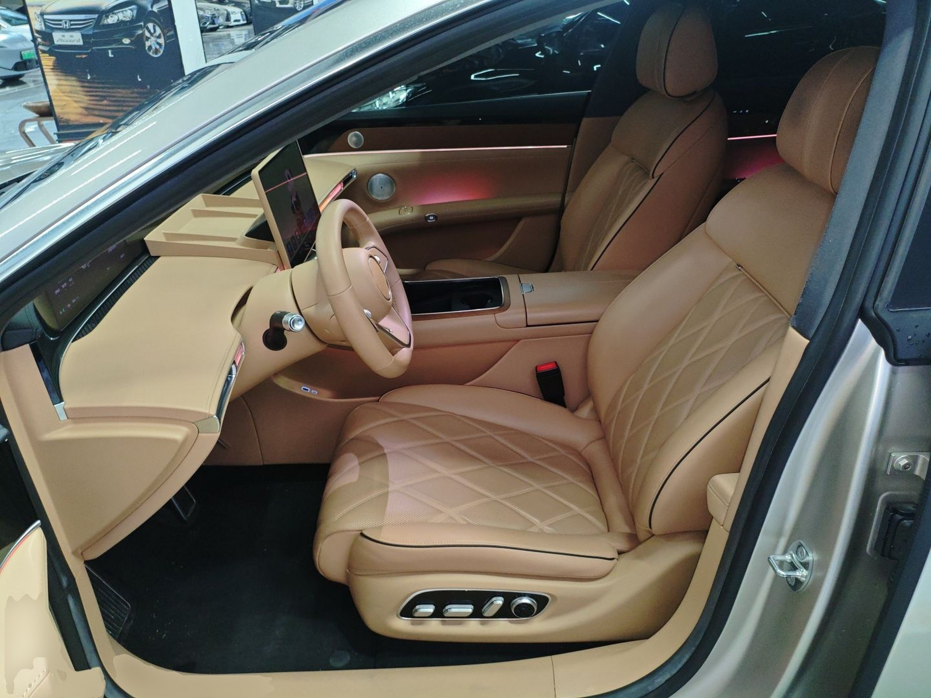 المقاعد الأمامية داخل السيارة