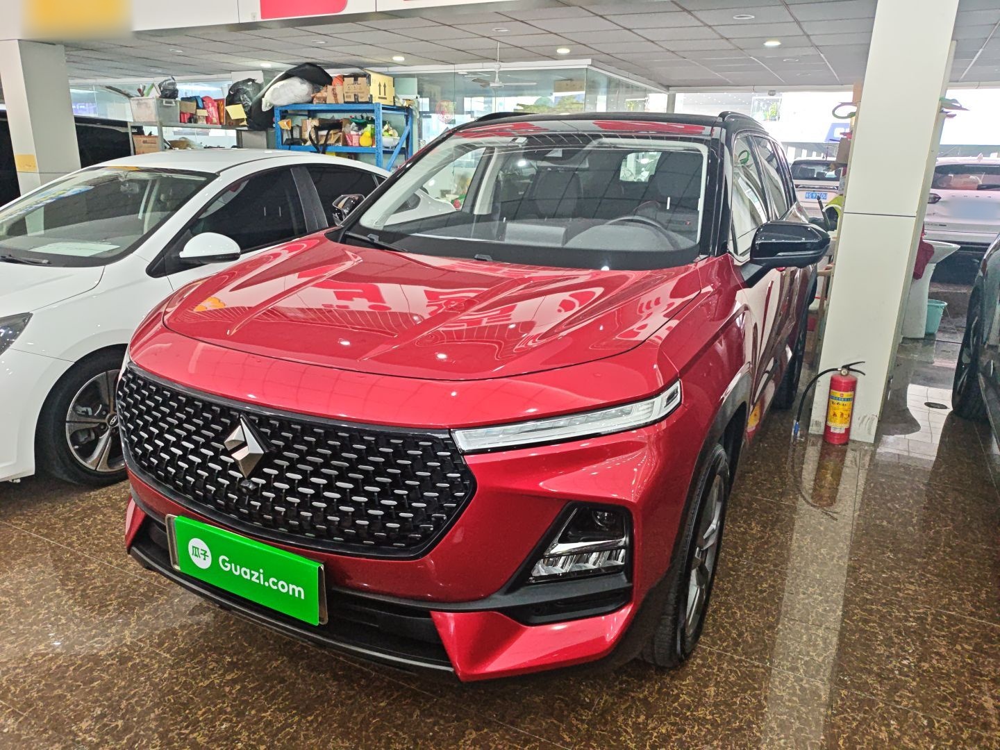 تحت مقدمة السيارة