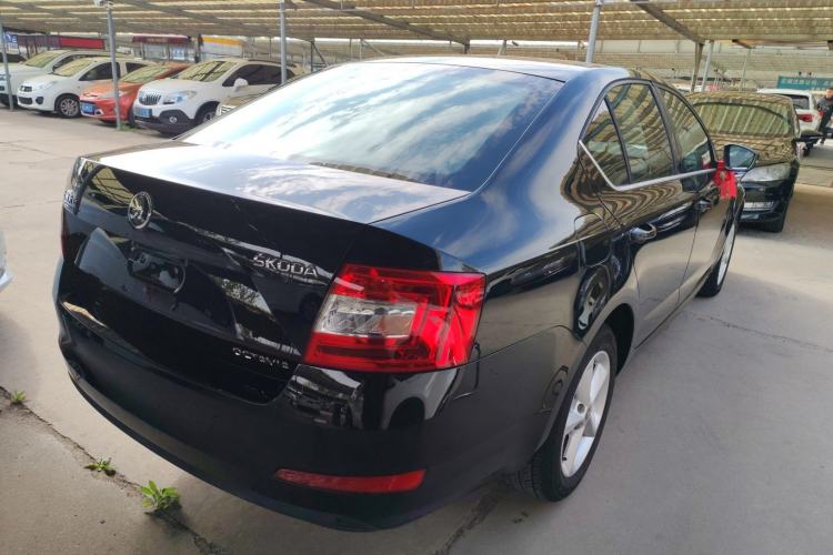 Used Skoda Octavia 2015 1.6L Automatic Yijie Edition Rear Right 45 Deg