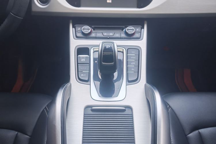 Used Geely Auto Emgrand X7 Sport 2020 1.8TD DCT Two-Wheel Drive Smart Connect 4G-Enabled Version
