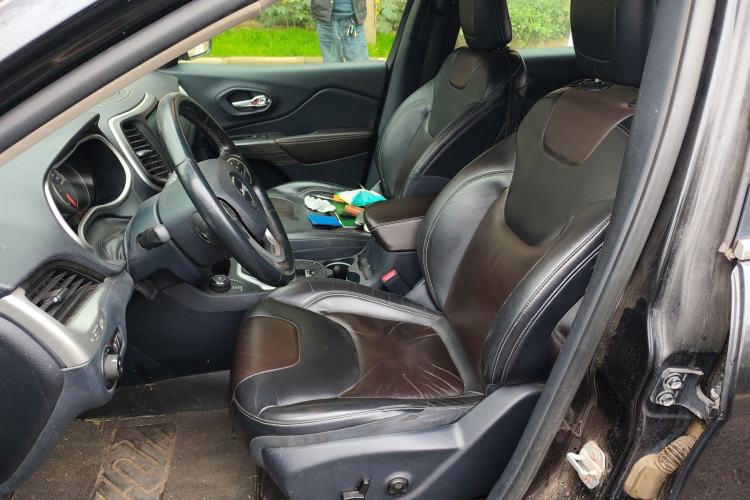 Used Jeep Cherokee 2016 2.4L Professional Smart Version
