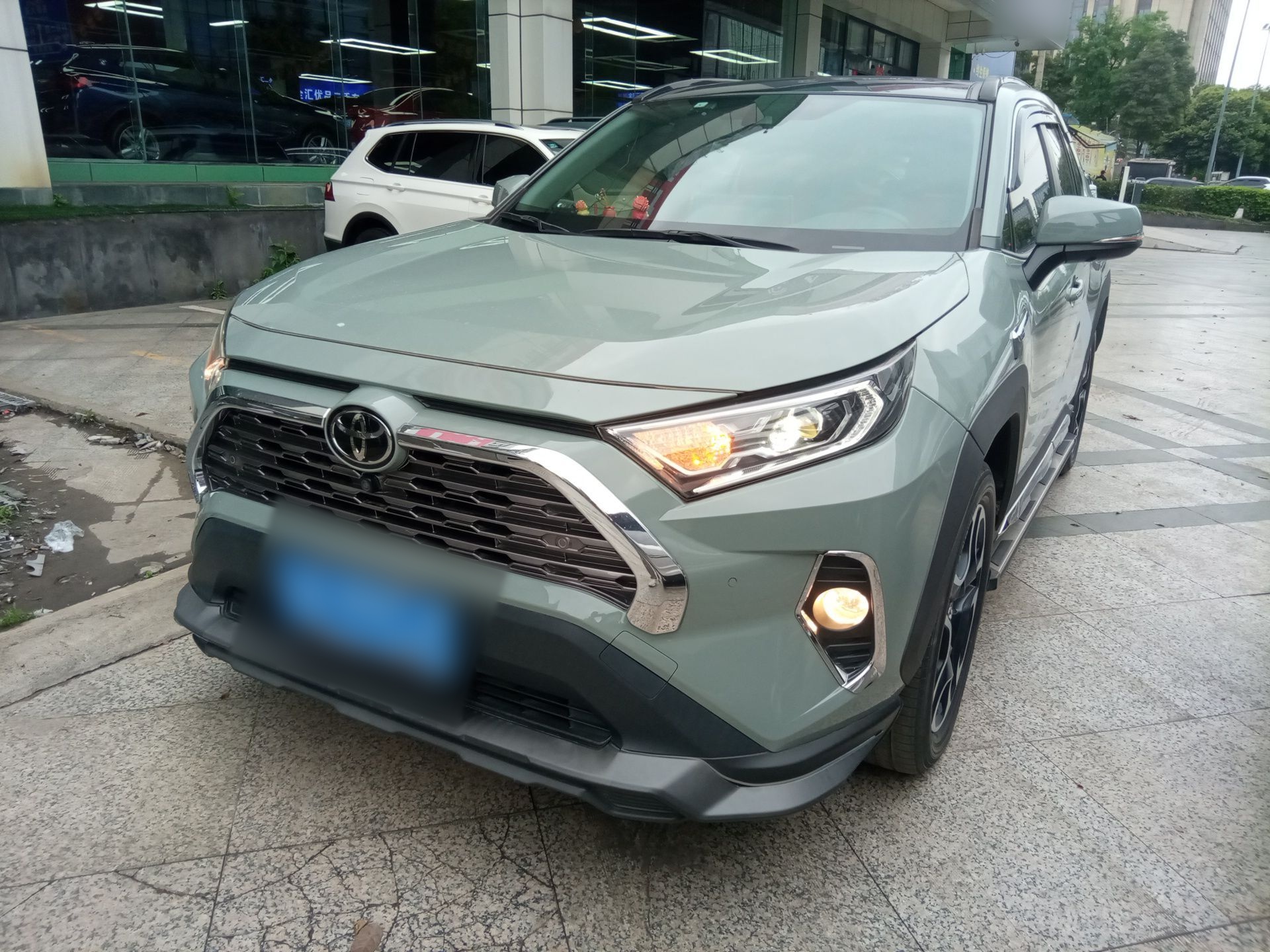 Под передней частью автомобиля