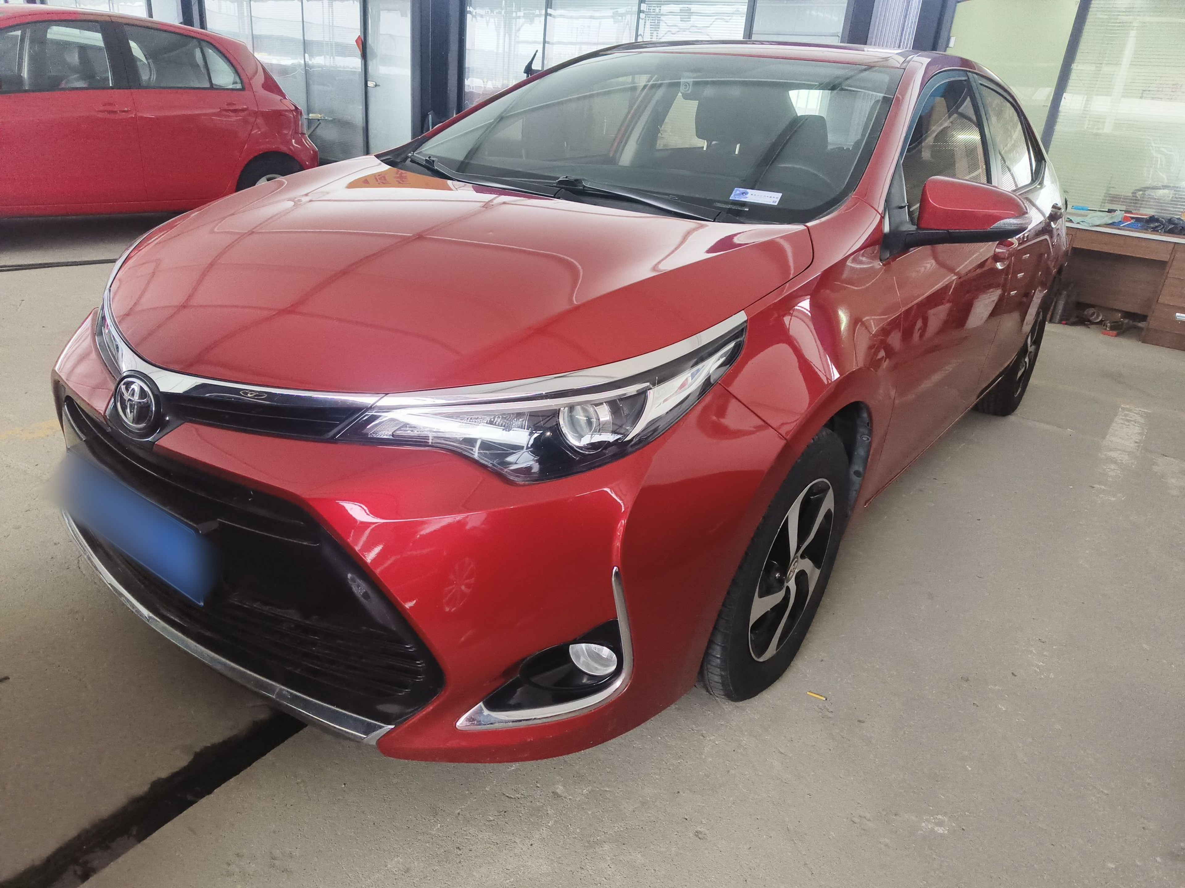 تحت مقدمة السيارة