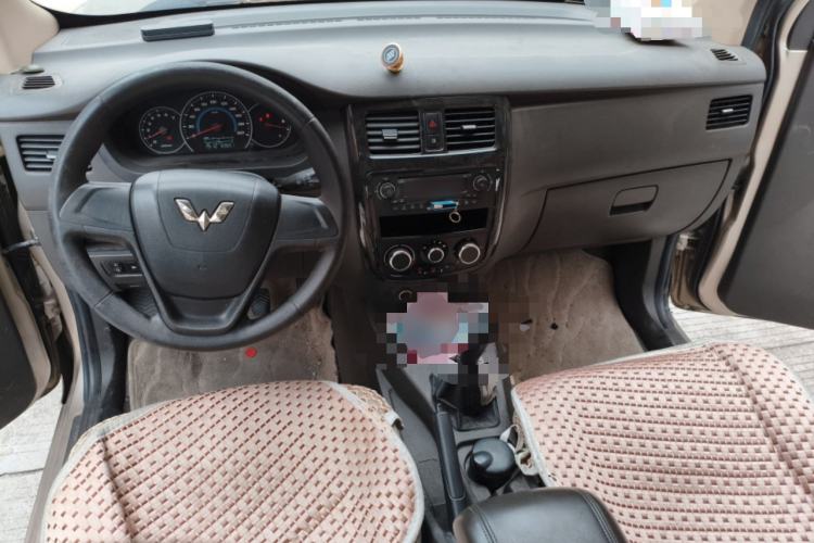 Used Wuling Rongguang V 2015 1.5L Standard Version Center Console