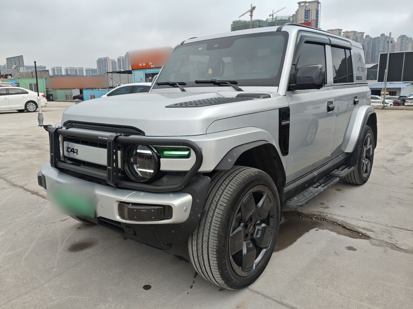 تحت مقدمة السيارة