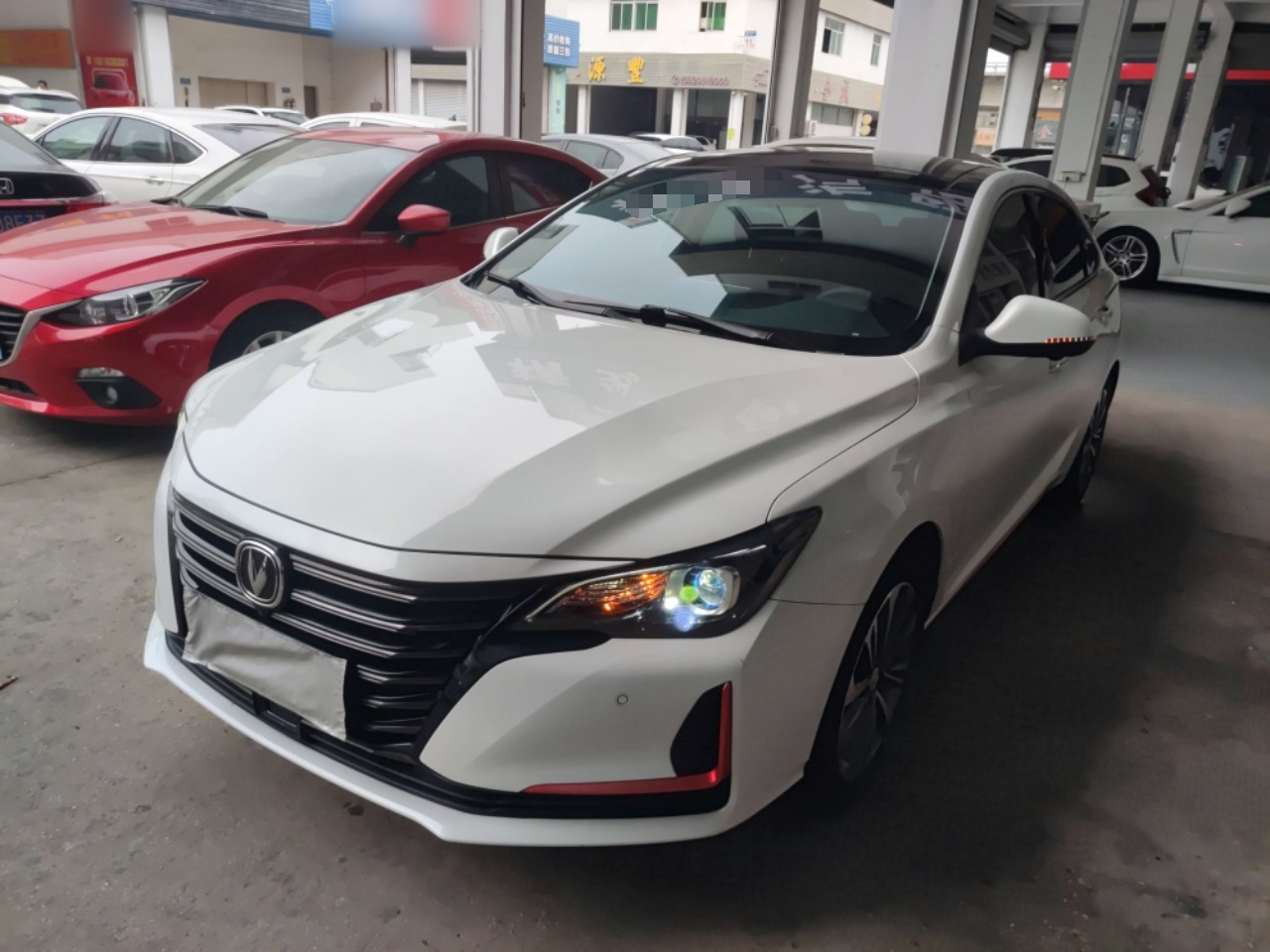 تحت مقدمة السيارة