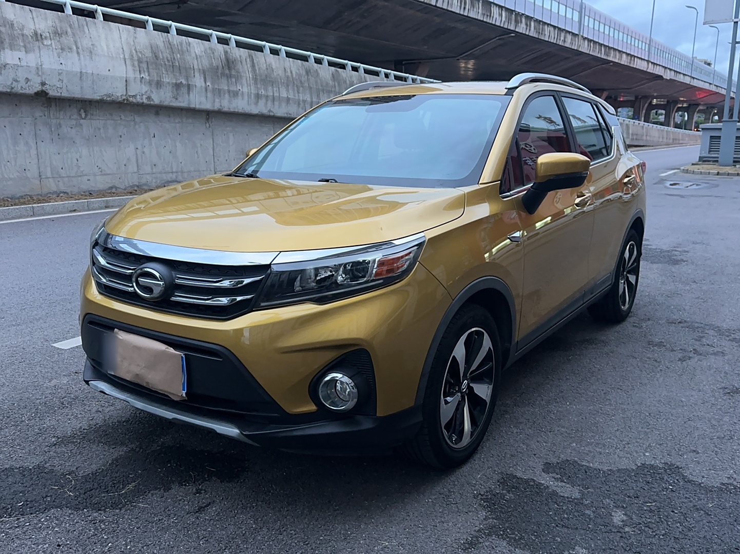 Под передней частью автомобиля