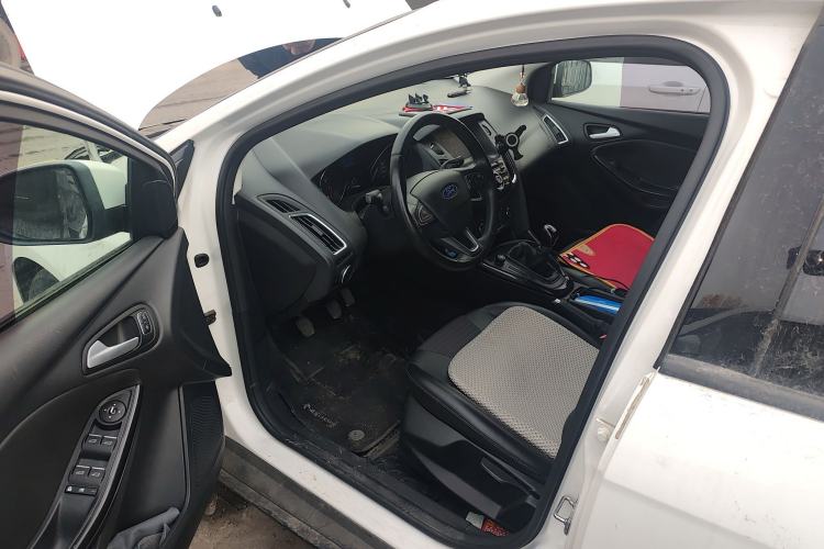 Used Ford Focus 2015 Sedan 1.6L Manual Fashion Edition