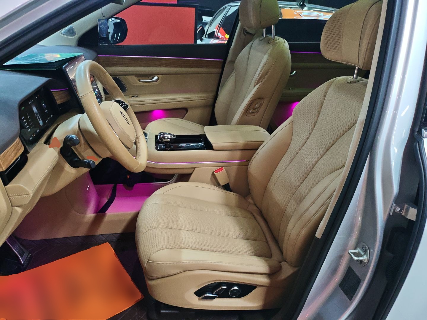 المقاعد الأمامية داخل السيارة